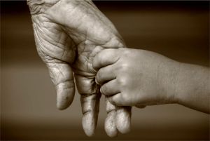 anciano-y-nic3b1o-manos-1